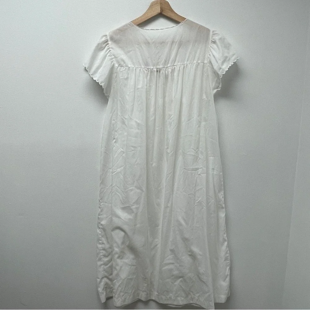 Vintage Barbizon Short-sleeved Nightgown size medium. White floral Lace nightie